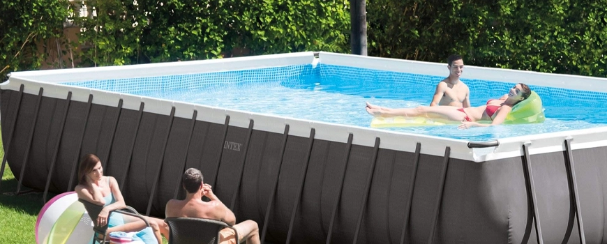 adultos dentro de uma grande piscina desmontavel