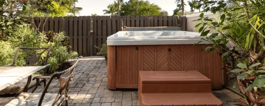 spa jacuzzi num jardim